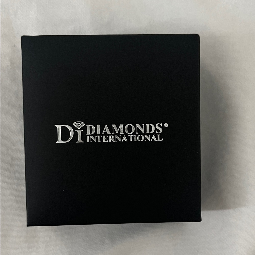 New Diamonds International Black jewel necklace in original Jewelry Box